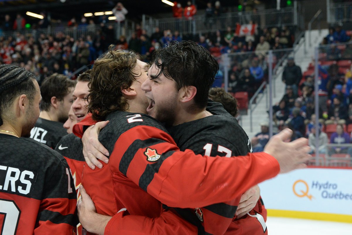 49SPORTNET's tweet photo. FISU🍁: The moment it all became real.

Team Canada. Gold Medalists in FISU Men's Hockey for the first time in a decade.

📸: @USPORTSIntl 

#USPORTS | @LakePlacid2023 | @HockeyCanada https://t.co/y8pOnlGCoW