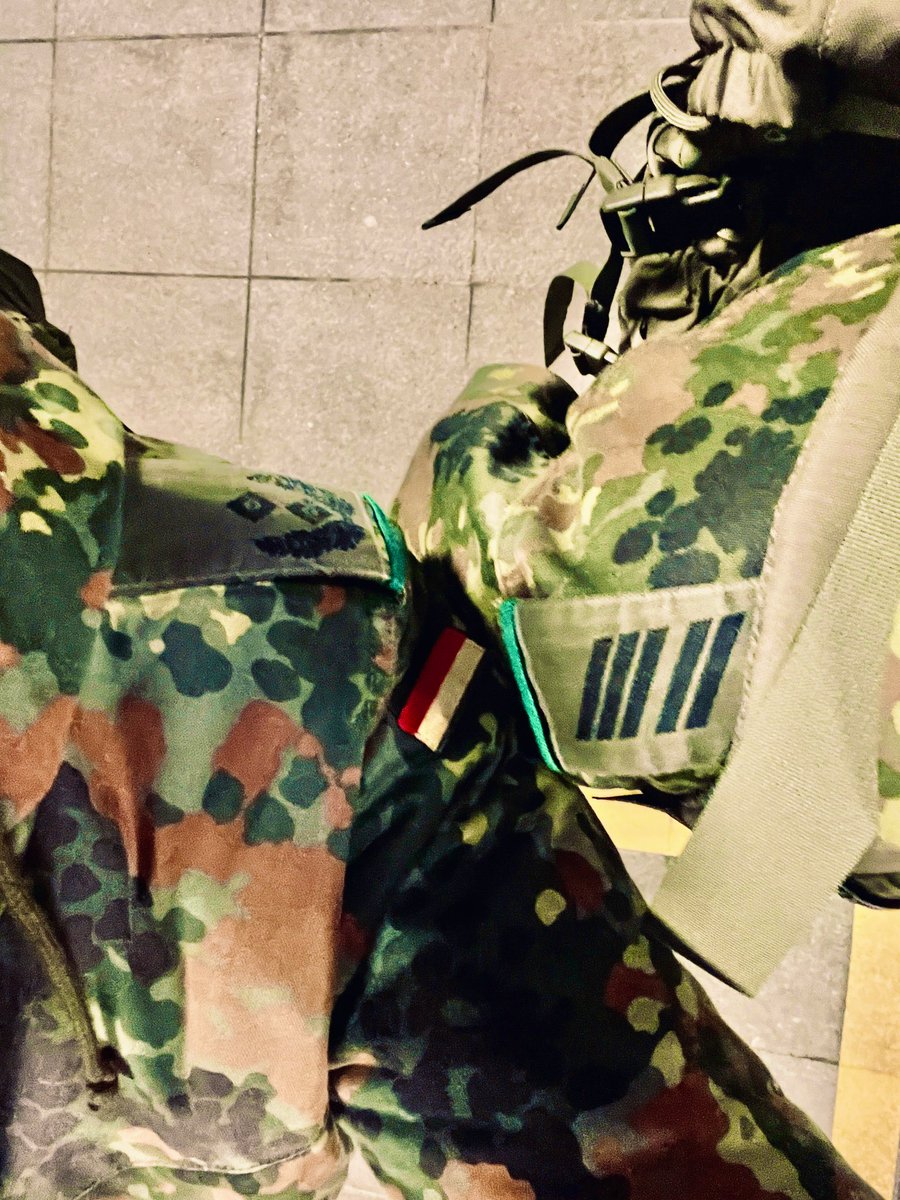 StOffzBw's tweet photo. #Freundschaft kennt keine #Dienstgrade oder #Grenzen 
😊☺️
In diesem Sinne: #gutenMorgen und einen schönen Start in die neue #Woche 

#Bundeswehr #Soldaten #Soldatinnen 
#wirdienenDeutschland https://t.co/aWw2muTG9F
