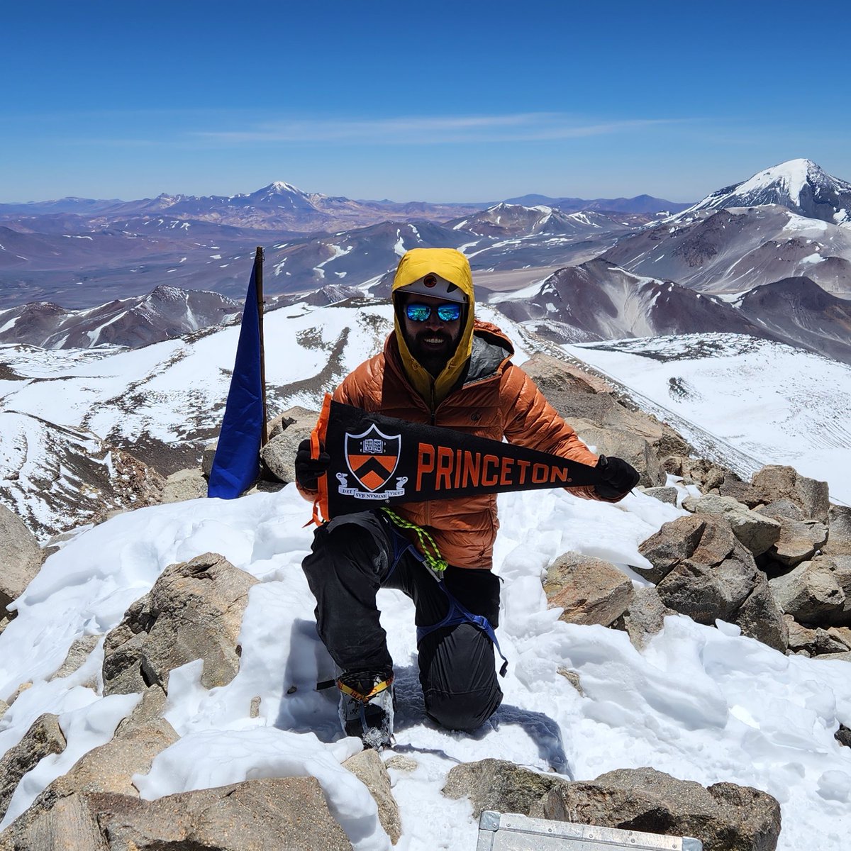GuardaSebastian's tweet image. Global optimum s.t. x ∈ Chile reached! f(x*)=6,893 meters above sea level (22,615 feet) at the summit of the Ojos del Salado volcano
