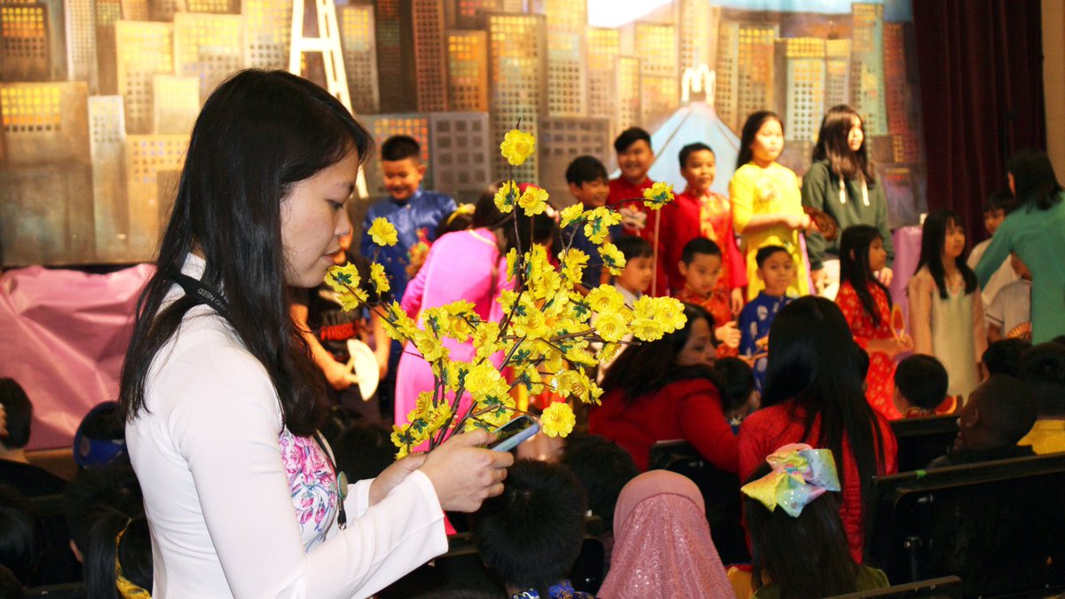 HighlineSchools's tweet photo. The #WhiteCenterHeights Elem. Vietnamese Lunar New Year/Tết 🐱event &amp; potluck was beautiful! The faces of students, staff and families shone with pride and joy. Vietnamese Dual Language staff and students directed the show. #HighlineProud #highlinejoy
📸https://t.co/L2fhRc69gu https://t.co/Zx8fIEYdwd