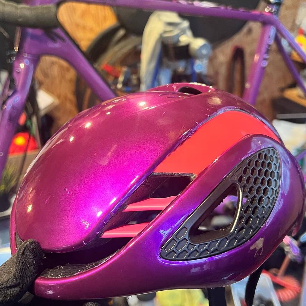 tanda69's tweet photo. ヘルメットのラッピングに挑戦👍
#abushelmets #gamechanger #salsacycles #salsacutthroat #grinduro #gribdurojapan #sabahub https://t.co/Wxj4sSS01e https://t.co/2TVJ0Y4NN9