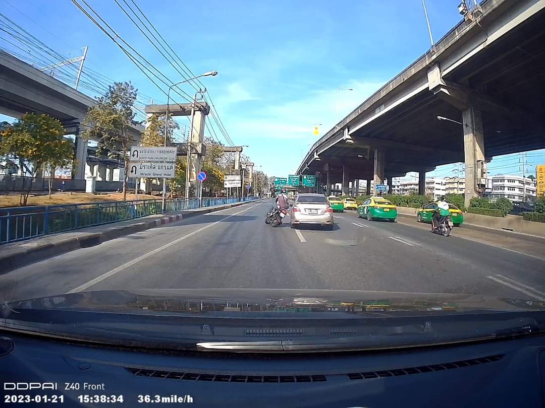 Thamboon888's tweet photo. ฝากด้วยนะคะ​ รบกวนช่วยตามหารถยนต์ ยี่ห้อโตโยต้า วีออส สีบรอนซ์ทอง ทะเบียน ฆฌ2775 กรุงเทพมหานคร ก่อเหตุคดีเฉี่ยวชนรถจักรยานยนต์แล้วหลบหนี เหตุเกิดเหตุบริเวณถนนวิภาวดีรังสิตก่อนถึงแยกหลักสี่ มุ่งหน้าไปดอนเมืองค่ะ​ เบื้องต้นอาการคนเจ็บกระดูกเท้าแตกค่ะ https://t.co/paDiOpm1pW