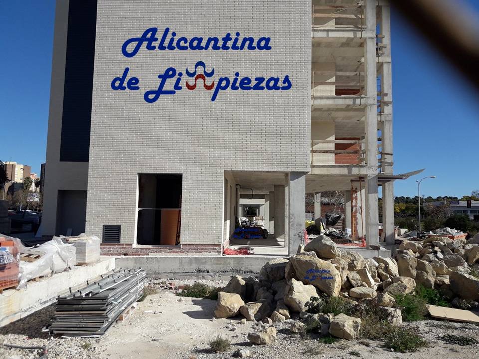 AlicantinadLimp's tweet photo. En👷#Mantenimientos y #Limpiezas estamos pero incluyendo igual la #Limpieza de #Obras y #Refomas con #Personal muy atento👷‍♀️‍https://t.co/ZQaUDwRBBh🔝Somos tu #Empresa, pídenos #Presupuesto🌍#Alicantinadelimpiezas #Alicante #Reforma #Obra #Costablanca #Alacant #Servicios #Fincas🤝 https://t.co/bkHRM5ulG6