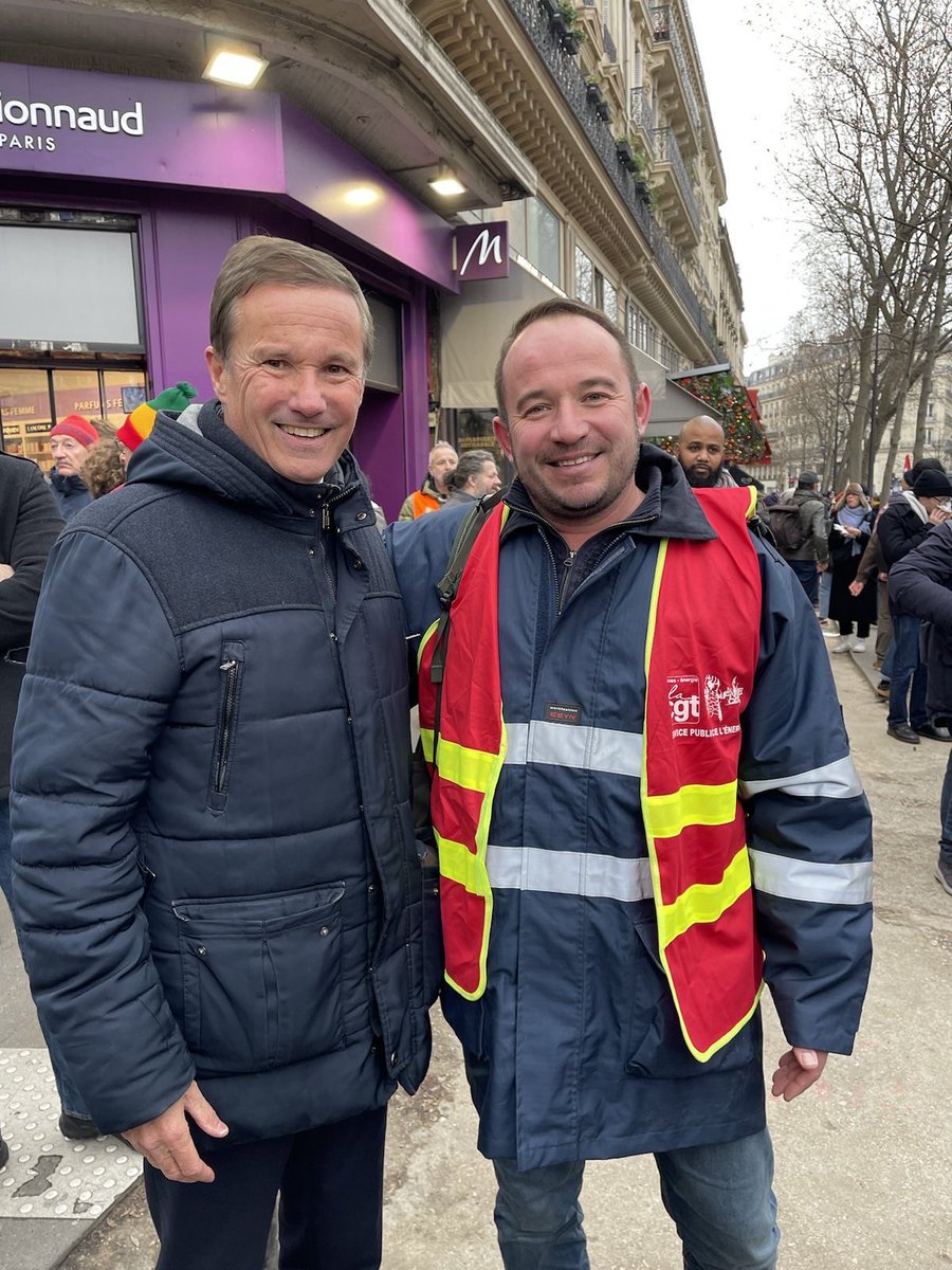 andreeblanche's tweet photo. Les militants CGT vont avoir horreur qu’on retweete cette belle image d’union sacrée. 
Je prends le risque de leur déplaire. https://t.co/Yufx3X2PT6