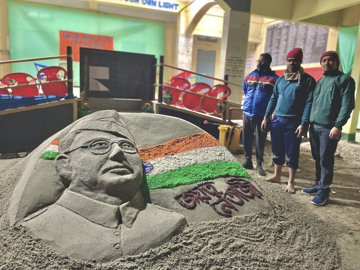 DipankarSundi's tweet photo. Honouring Netaji on Parakram Diwas 🫡🙏🏼
#prakramdiwas #NetajiSubhasChandraBose #Netaji #NetajiJayanti #sandart #sandsculpture #portrait https://t.co/rzEcpq3QN8