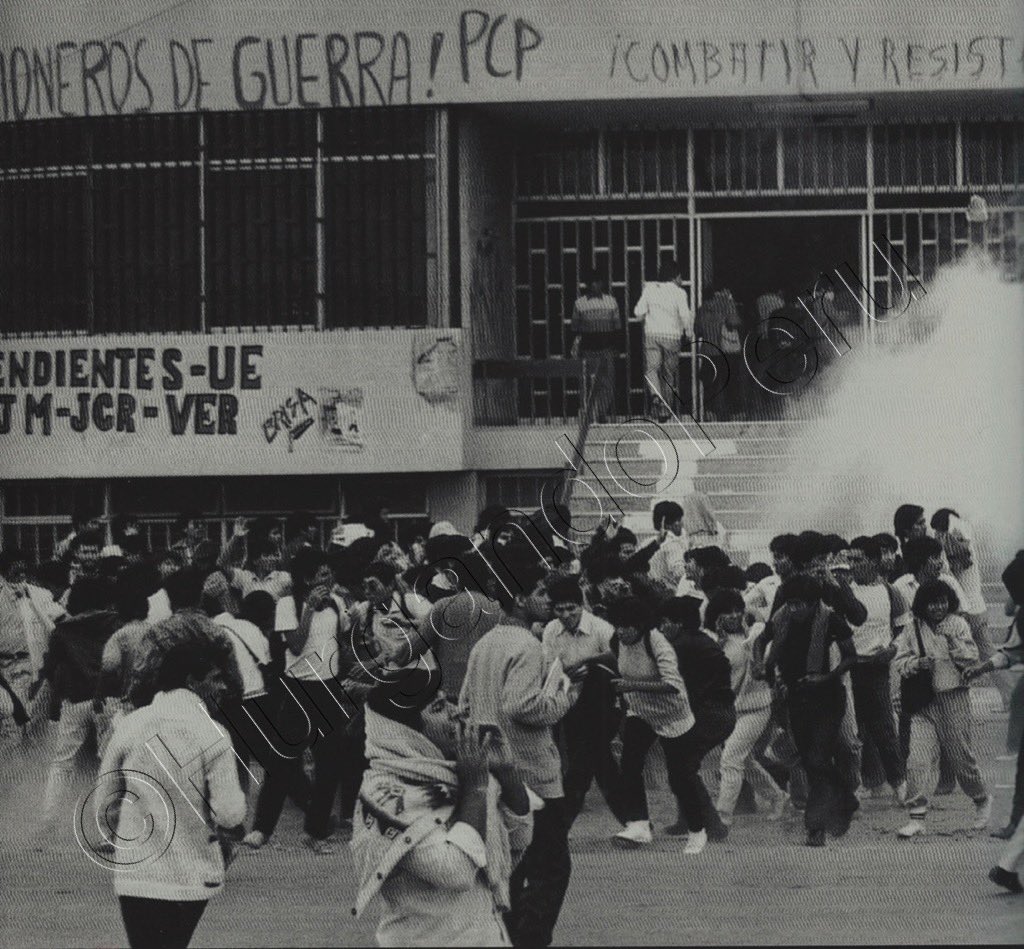 HurgandoPeru's tweet photo. #SanMarcos en los 80s era un antro terrorista, fue desalojado por las FF.AA. Foto: Caretas. #TerrorismoNuncaMas https://t.co/0paaMLLWMp