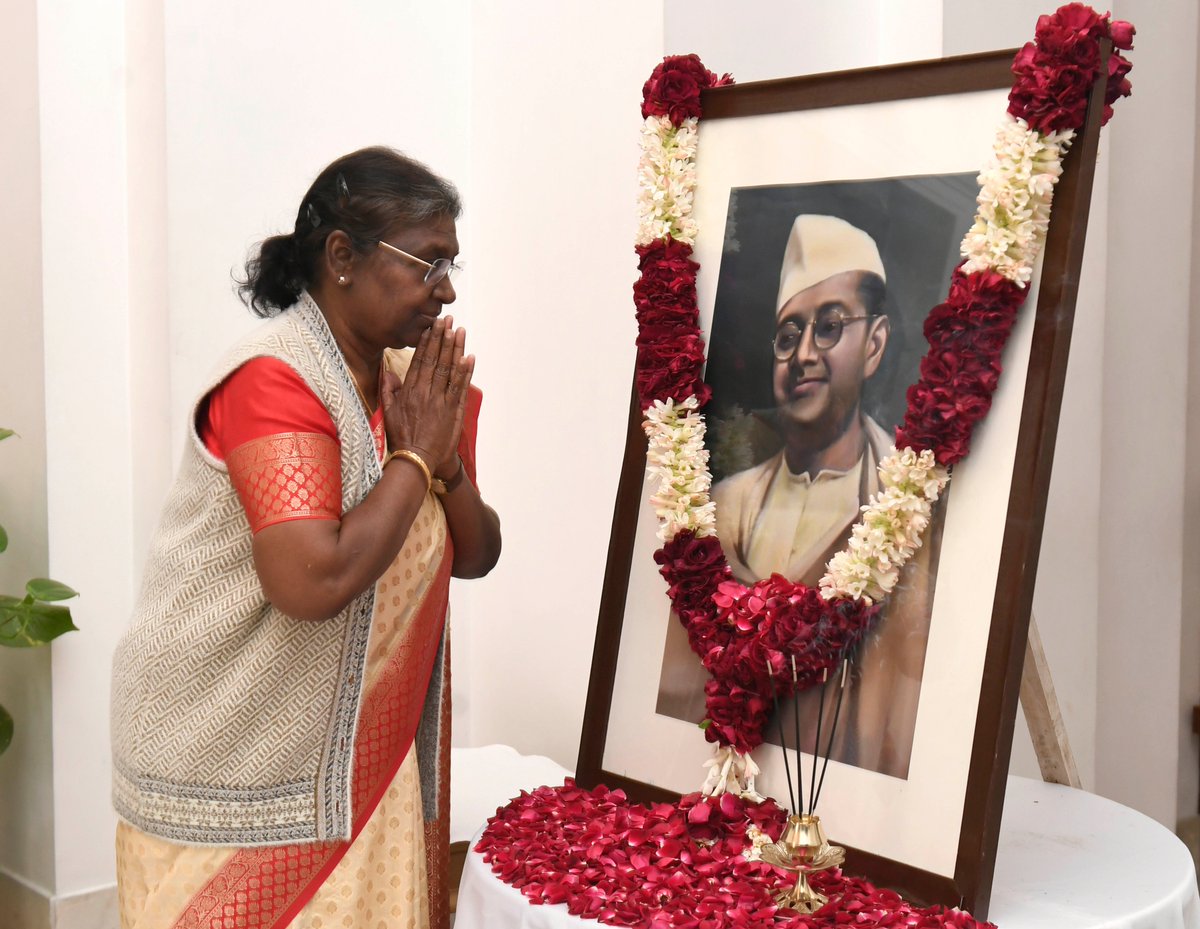 rashtrapatibhvn's tweet image. President Droupadi Murmu paid floral tributes to Netaji Subhas Chandra Bose on his birth anniversary at Rashtrapati Bhavan.