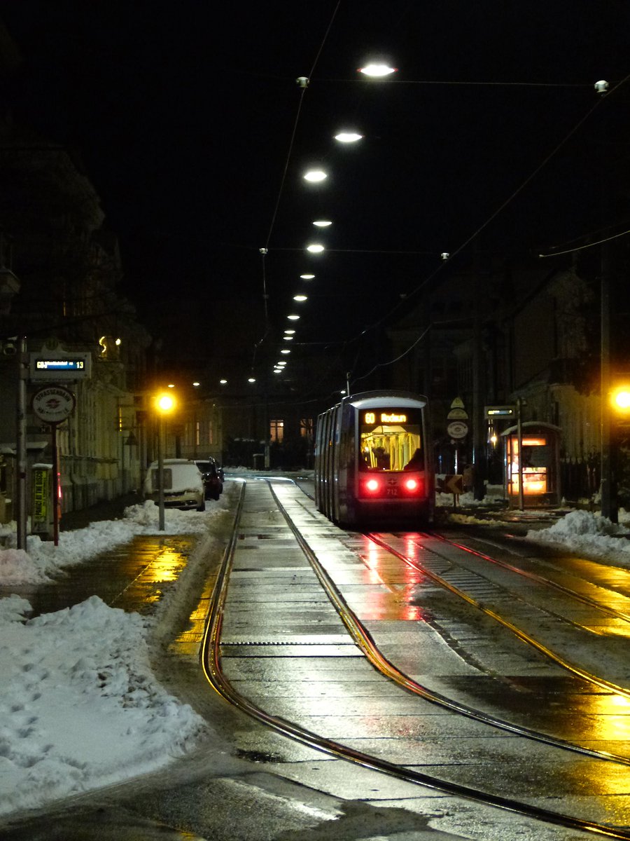 Started taking Pictures, and started with night shots

#picture #night #publictransport #tram #lightrail #street #vienna