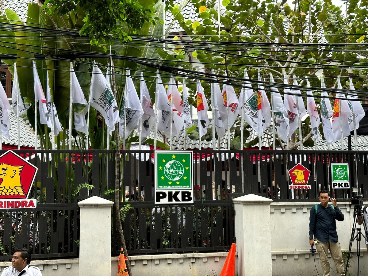 Menguatkan langkah bersama...<a href="/DPP_PKB/">DPP PKB</a> bersama <a href="/Gerindra/">Partai Gerindra</a> membangun koalisi menyatukan visi. #Sekber #PartaiKebangkitanBangsa #PKB #Gerindra #GusMuhaimin #Prabowo <a href="/cakimiNOW/">A Muhaimin Iskandar</a> <a href="/pkbjawatengah/">DPW PKB Jateng</a> <a href="/yusuf_ch/">M Yusuf Chudlory</a> <a href="/EmHasanuddin/">M Hasanuddin Wahid</a> <a href="/hanifdhakiri/">MHD</a> <a href="/FraksiPKB/">Fraksi PKB DPR RI</a> <a href="/CucunCentre/">Cucun Centre</a> <a href="/masfaisolriza/">Faisol Riza</a> <a href="/Gardabangsaa/">Garda Bangsa Media</a>