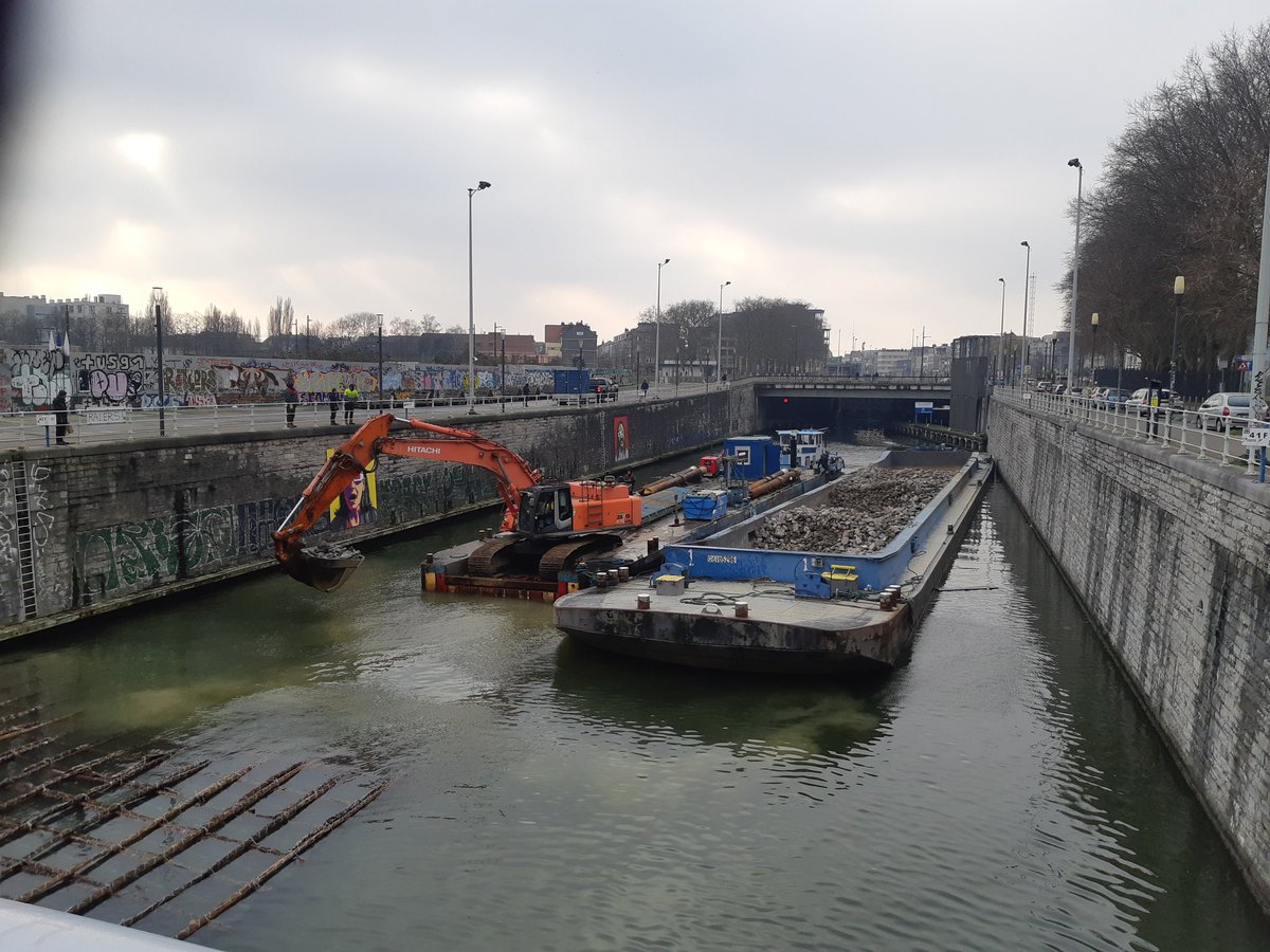 ⛴️🚧 Mais qu'est ce qui se trame avec le fond du canal de @PortdeBruxelles ? 🤔 
Pas des coups d'épée dans l'eau manifestement 😉