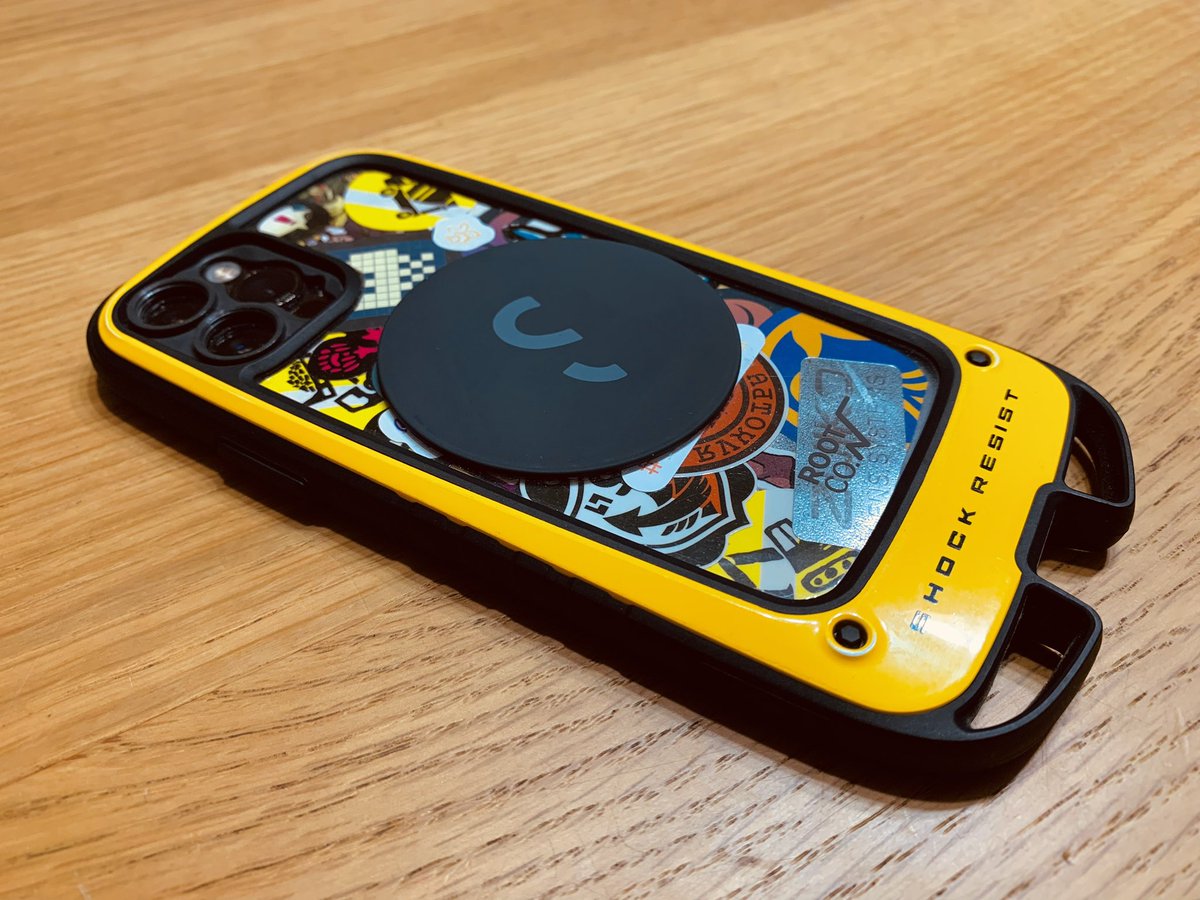 suito's tweet photo. 話題の #SnapGrip をケース有りでも付けるための付属マグネットステッカーは、それ自体がかっこいいので気に入っます。
ちなみに右で付けてるのは #SnapLight 。マクロ撮影のお供!良いよーこれ。 https://t.co/BJ6lK4HFL2