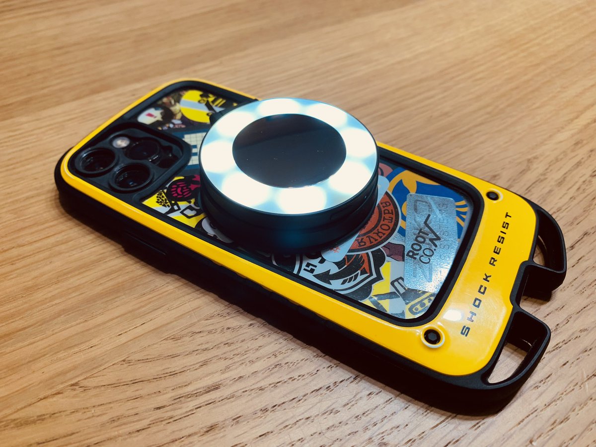 suito's tweet photo. 話題の #SnapGrip をケース有りでも付けるための付属マグネットステッカーは、それ自体がかっこいいので気に入っます。
ちなみに右で付けてるのは #SnapLight 。マクロ撮影のお供!良いよーこれ。 https://t.co/BJ6lK4HFL2
