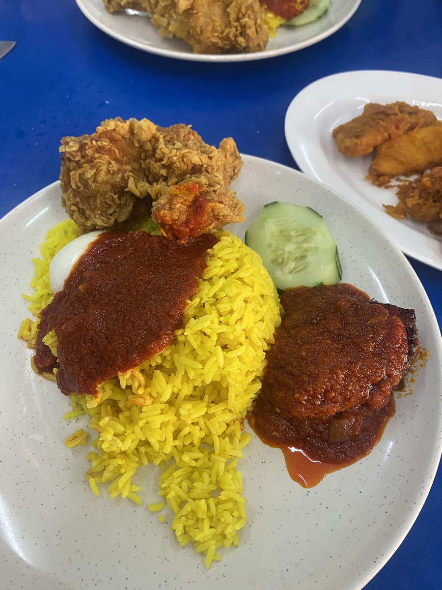 SyazaEsmail's tweet photo. Nasi kuning d puchong guys https://t.co/m6Q4hmMH9C