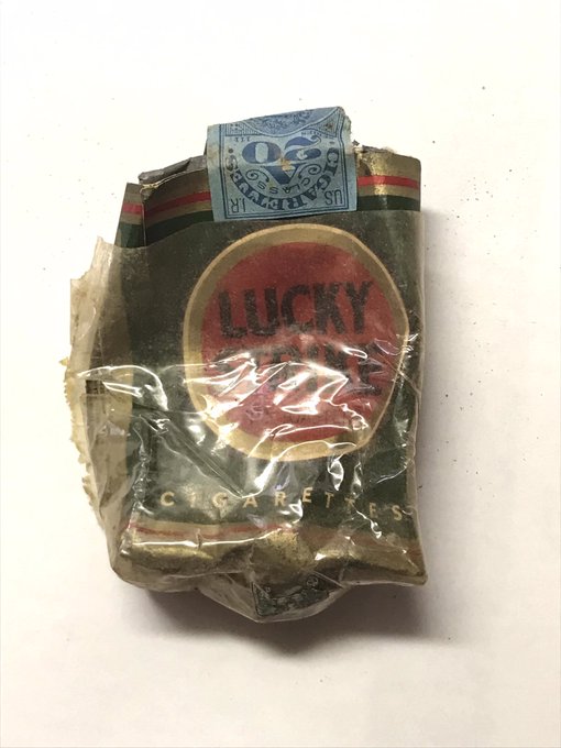 煙草や菓子類の包装はおおむね中身を消費すると特に価値が無いのでポイされてしまう。物好きな昔のコレクターが開いて保存してたのを元に復元するのだが、緑色のラッキーストライクがなかなか出ない。これは海外オークションで手に入れたのだが、絶対に古い建物のゴミ箱とかから出たやつだ。 