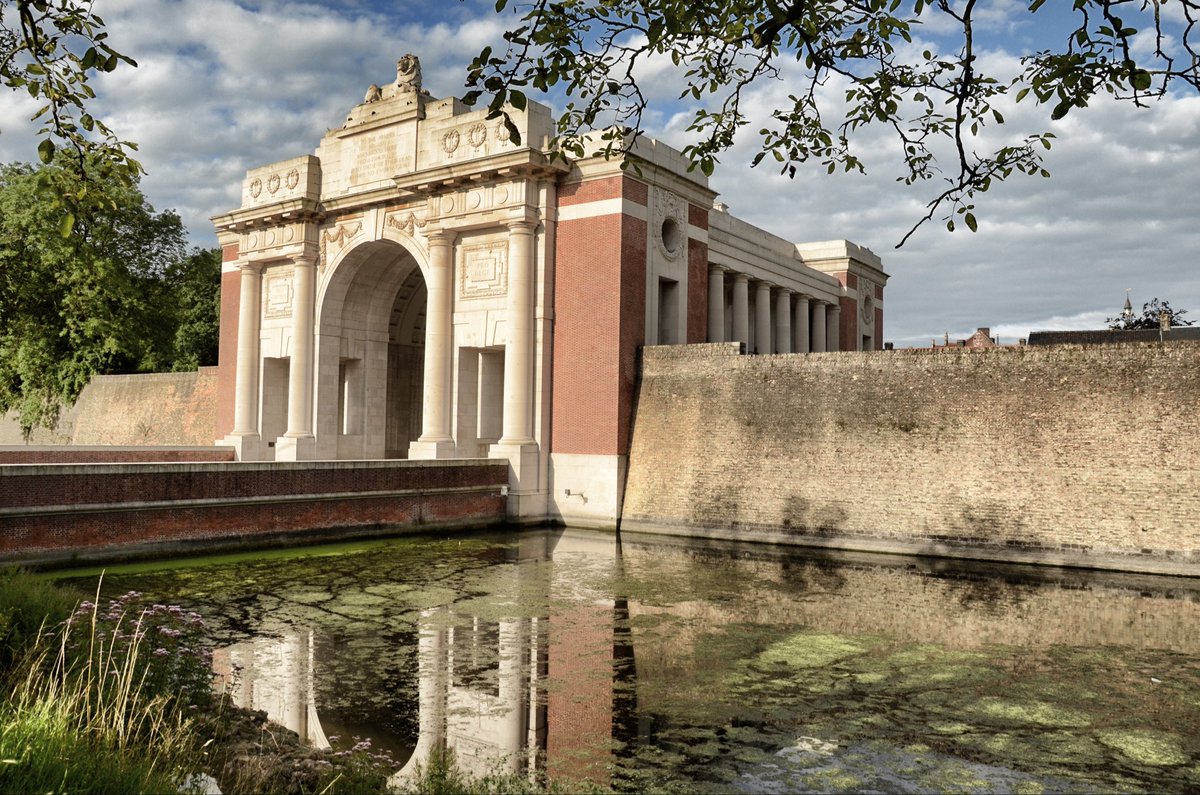 Summer light at the Menin Gate Memorial in Ypres which commemorates nearly 55,000 British &amp; Commonwealth missing from #WW1. Lord Plumer unveiled the memorial in 1927 &amp; said of those named on the panels: ‘He is not missing; he is here’ #DailyBattlefields