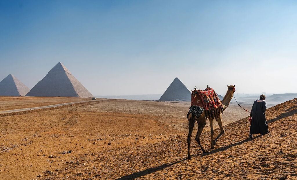 " So take that nice picture you got in your head home with you, but don't be fooled. We lonely here mostly too. If we lucky, maybe... we got some nice pictures to take with us.".
.
Recuerdinos que se va llevando uno...
.
#egypt #egipto #cairo #elcairo #p… instagr.am/p/Cnvwh93tUJ_/