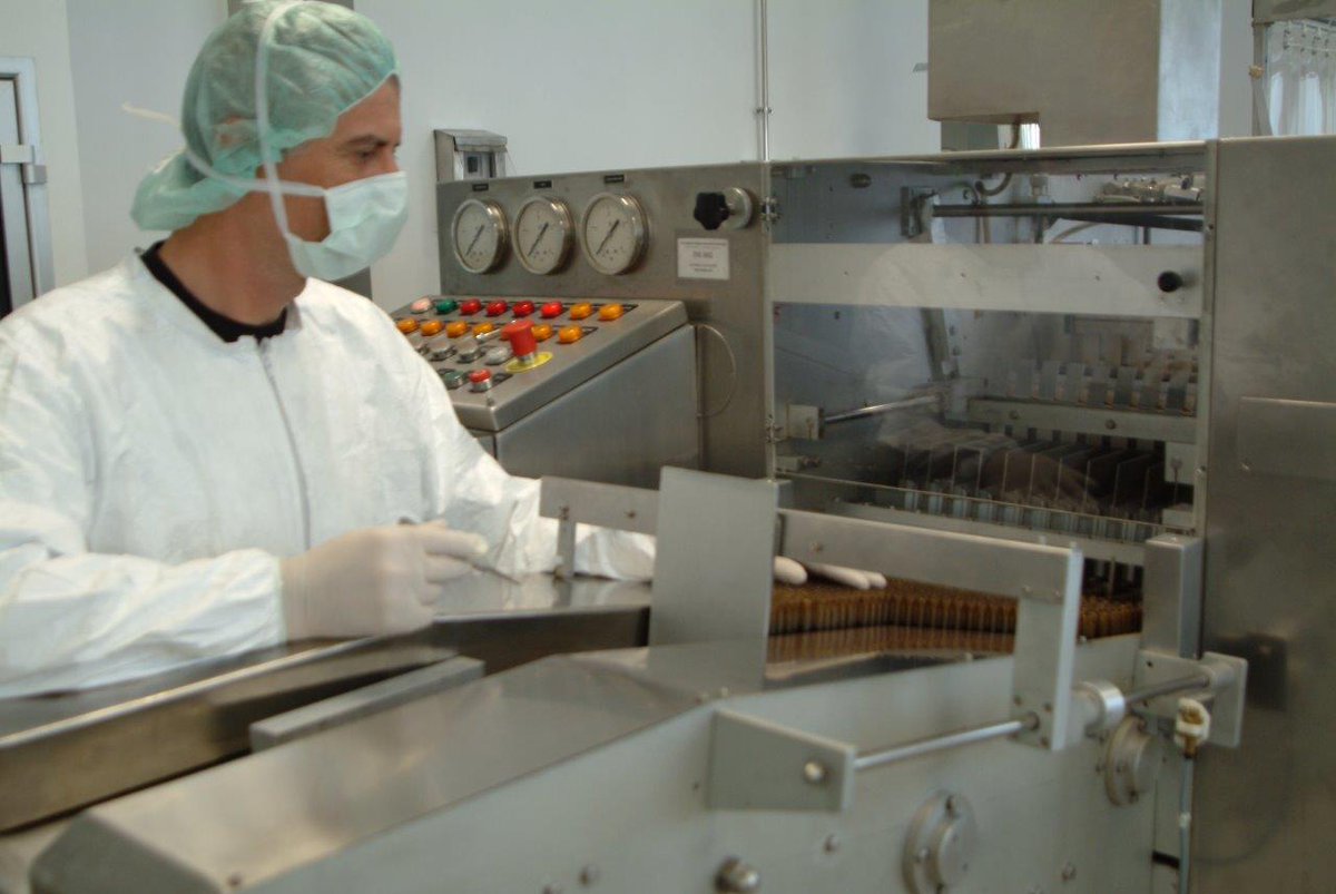 aid_difesa's tweet photo. Lo Stabilimento Chimico Farmaceutico Militare di #Firenze, unica officina farmaceutica dello Stato, oltre a rifornire le Forze Armate di medicinali e materiali sanitari, svolge un ruolo sociale e strategico di grande rilevanza per tutto il #Paese
#difesa #forzearmate #scfm #aid https://t.co/786Q7TwO9B