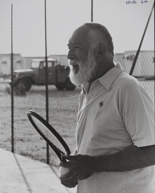 #AnthonyQuinn also loved playing #tennis 🎾 and enjoyed this sport whenever he had a chance. 

You can even see him playing tennis portrayed as #OmarMukhtar in his free time while filming Lion of the Desert in 1981.

#LionOfTheDesert #OliverReed, #RodSteiger #IrenePapas
