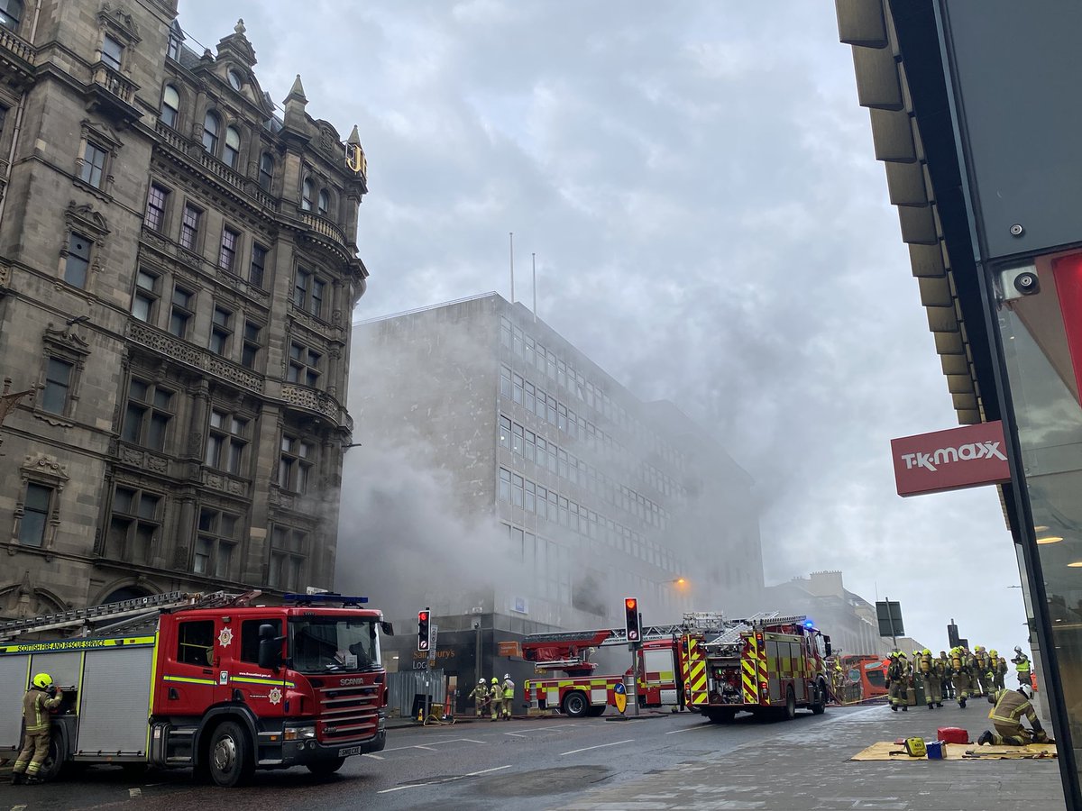 GillianW_Writer's tweet photo. The old Jenners building is on fire 🔥 #fire #Edinburgh #Jenners https://t.co/af7j0h6Utf