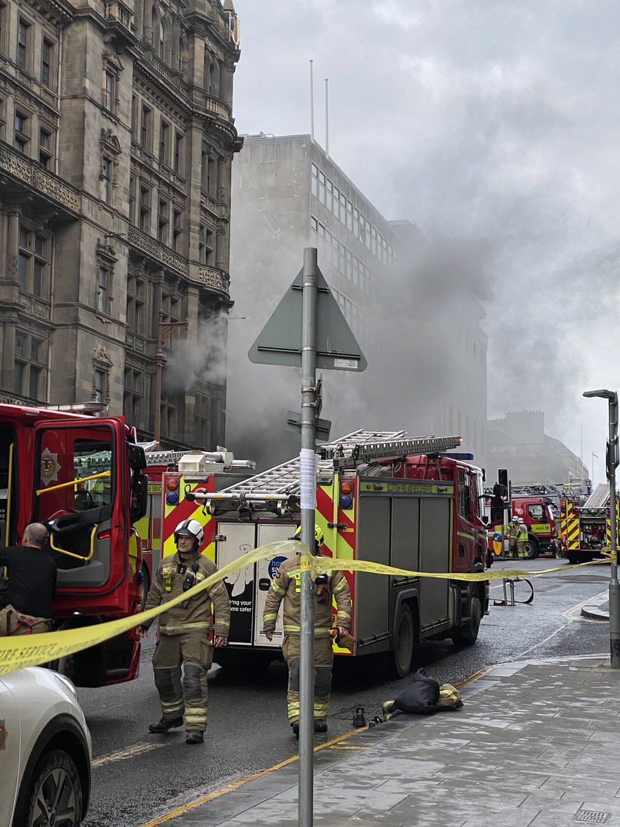 GillianW_Writer's tweet photo. The old Jenners building is on fire 🔥 #fire #Edinburgh #Jenners https://t.co/af7j0h6Utf