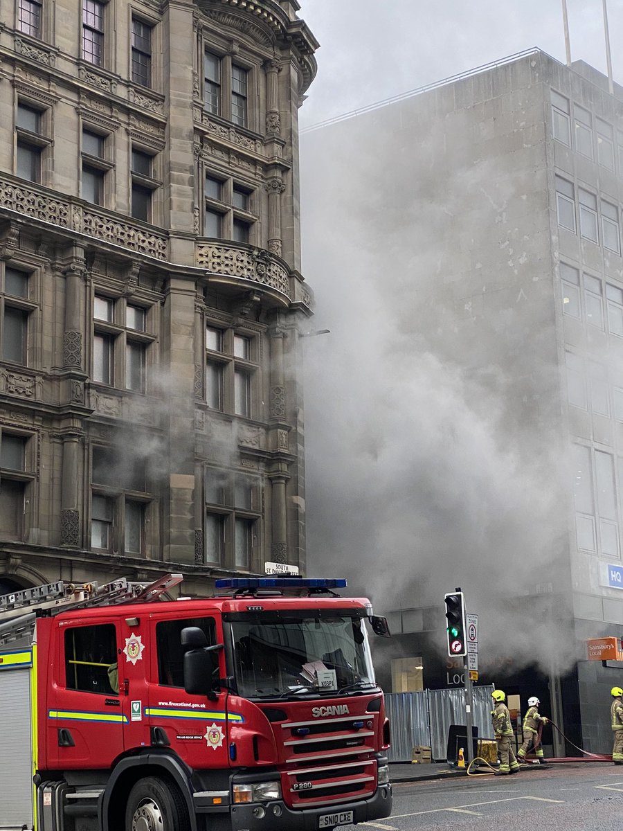 GillianW_Writer's tweet photo. The old Jenners building is on fire 🔥 #fire #Edinburgh #Jenners https://t.co/af7j0h6Utf