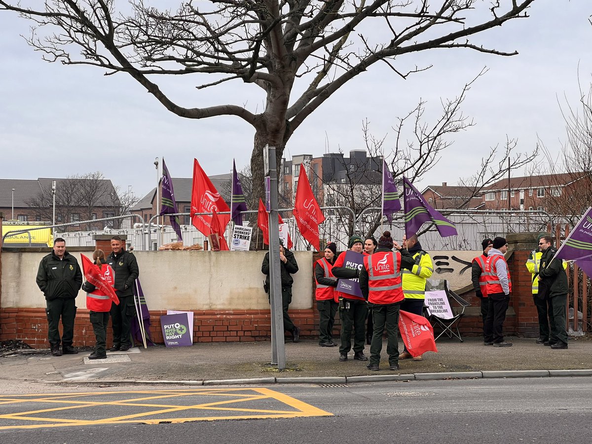 Just popped down to the ambulance workers picket line in #Blackpool. Fantastic support from the public. ￼

If you’re passing make sure you say hello. They’ll really appreciate it ✊

#PutNHSPayRight #NHS