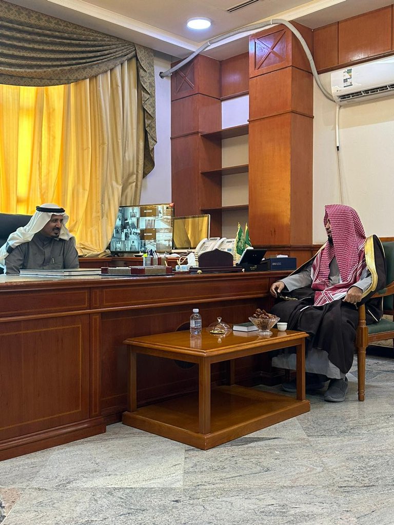 رئيس هيئة محافظة القويعية/ الشيخ محمد العضيلة يقوم بزيارة لمحافظ القويعية الاستاذ/ سعد محمد المعمر ويهنيه بمناسبة تعيينه محافظ القويعية