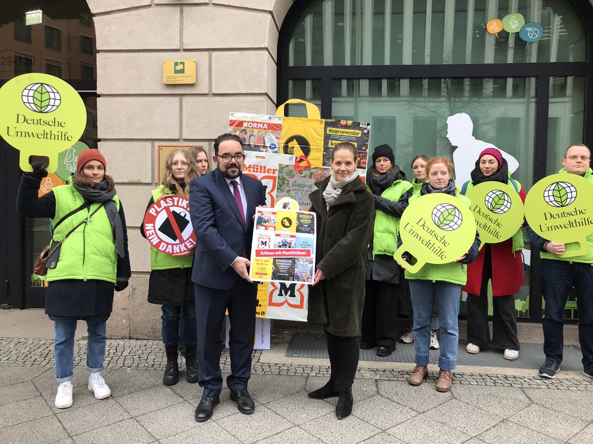 Das #Plastiktüten-Verbot wird von Händlern dreist umgangen. Wandstärke der Tüten wird um wenige Mikrometer erhöht - damit fallen sie aus dem Regelungsbereich. Wir fordern das Aus für alle #Einweg-Plastiktüten! Die Botschaft überbrachten wir heute an Staatssekretär @ChrisKuehn_mdb