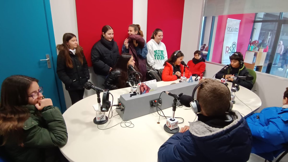 JuanPaBeas's tweet photo. Ens encanta la nostra @radiosantandreu escoltar-la i ensenyar-la als nostres joves i nens i nenes. Avui han visitat el nostre mitjà de comunicació públic, els i les alumnes de sisè del col·legi Vall Palau.♥️📻🎤 #radiosantandreu #proximitat #comunicacio #informaciolocal https://t.co/amoqeS4g2s