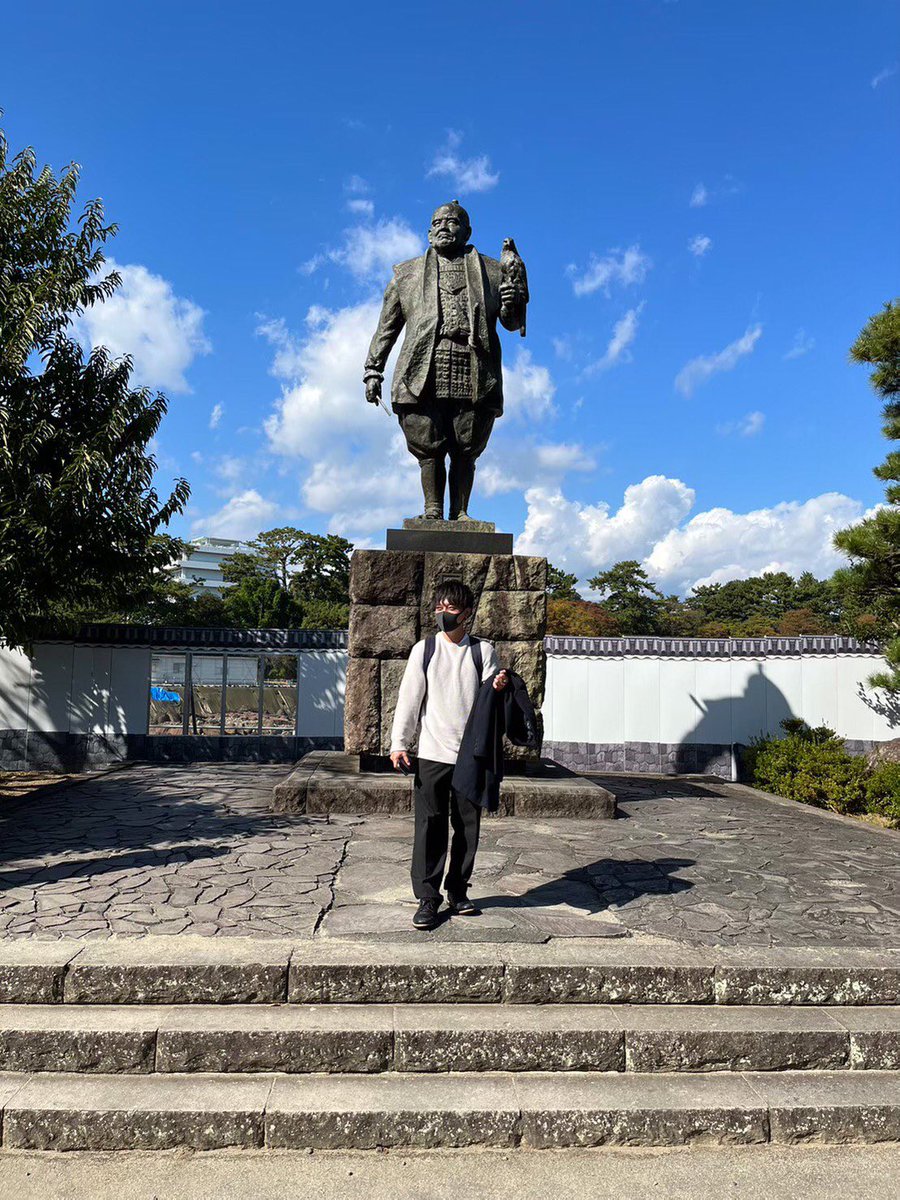 sotsugyo_304_25's tweet photo. 【しん】
ブル民的歌うまシンガーといえばこの男〜！！顔よし、歌よし、運動よしと、3拍子揃ったナイスガイだ！！！！
ただ、某特別番組のとある企画をきっかけに、方向音痴のプロである噂が立っています…。
いったい誰の仕業なんだ！！！

foot2 https://t.co/fnd9jpXbYN