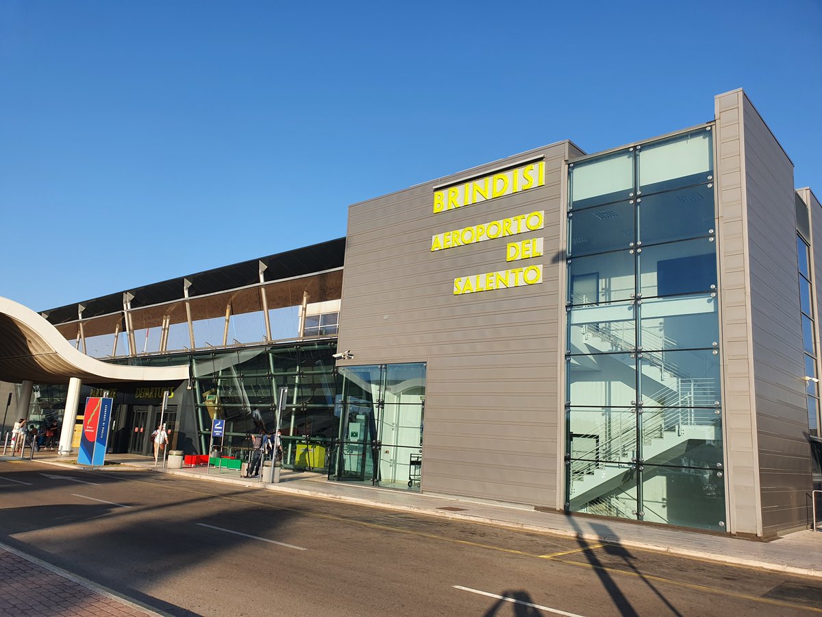 Within the #Insectt project, Aeroporti di Puglia works on the application of biometric and sensing tecnologies at airport passenger terminals, in order to provide a faster and effective recognition system, to detect dangerous situations and to track anomalies on the move.