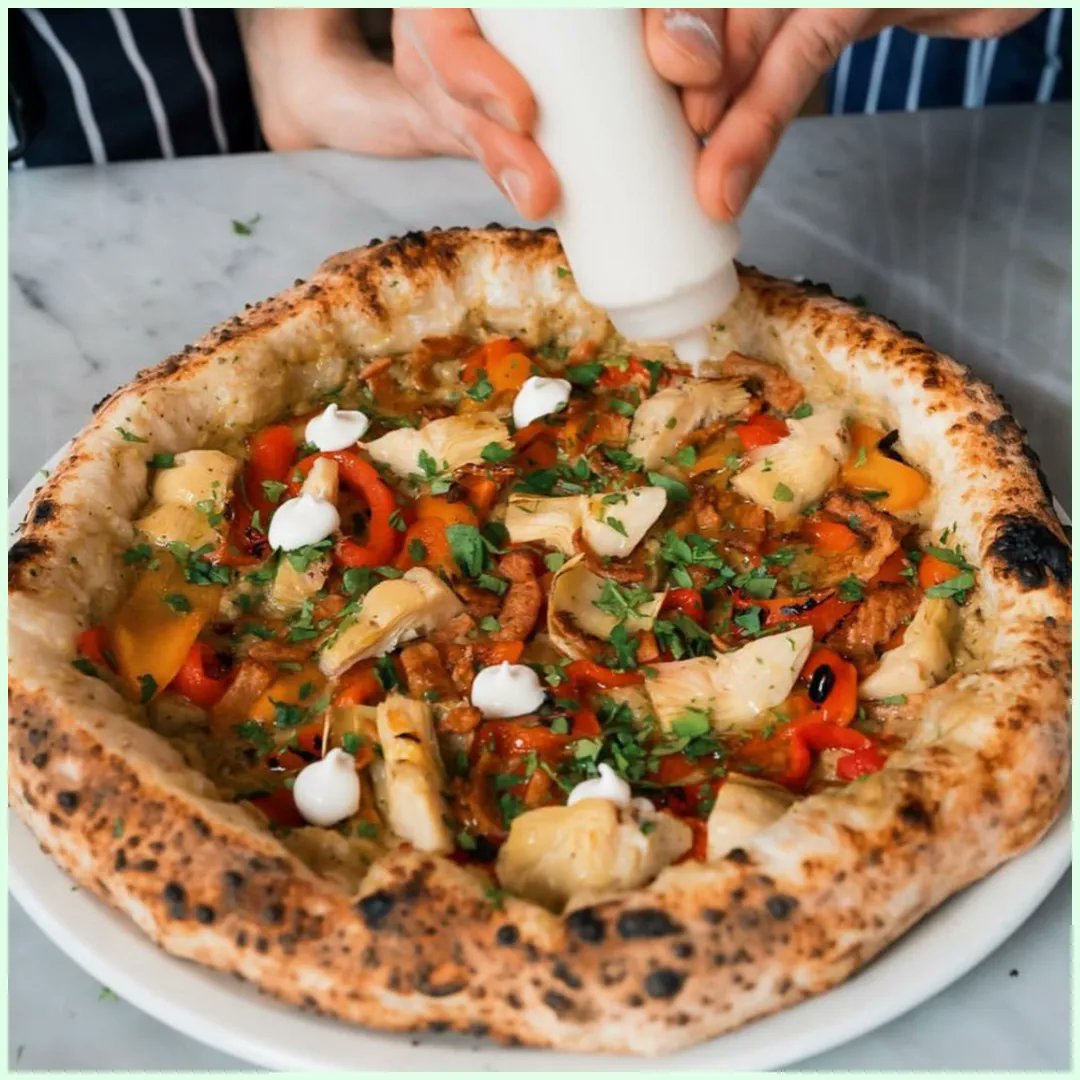 BrandsCaru's tweet photo. .@veganuary special at @fattoamanopizza with @gemswholesomekitchen 🌱
Vegan pizza with an aubergine pesto base, grilled artichokes, sweet peppers, garlic cream and @miamiburgeruk seriously tasty vegan bacon 🥓
#veganuary #miamifoods https://t.co/R6hbSKAMCj