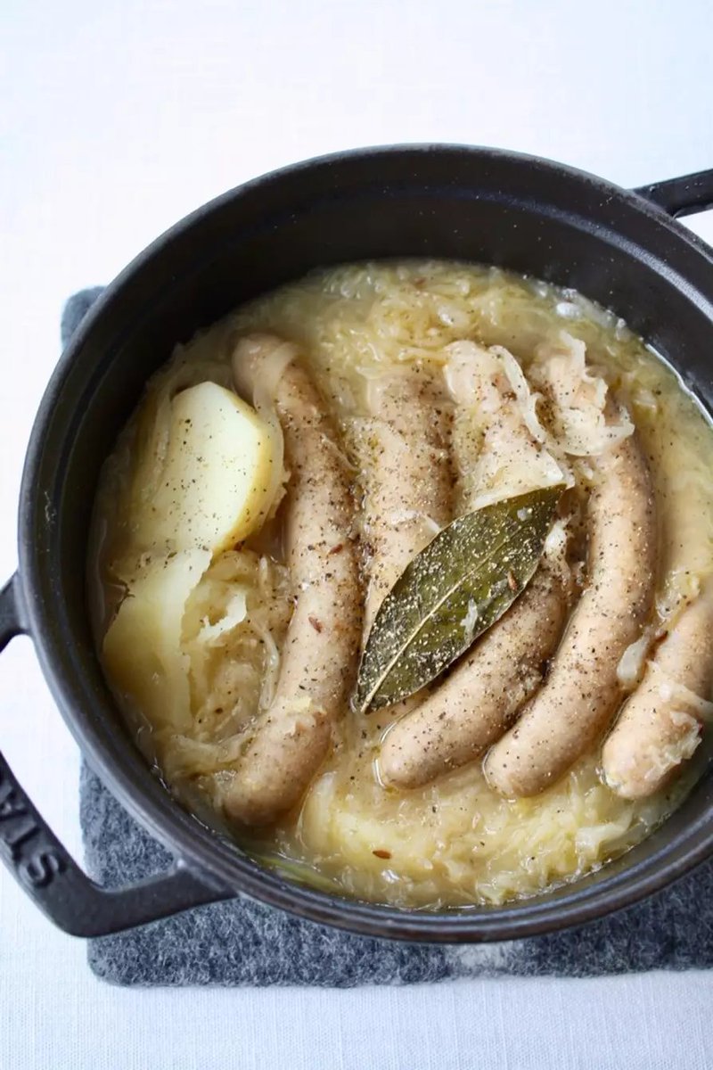 ザワークラウトの煮込み
➀じゃがいもを半分に切り、玉ねぎは薄切りにする。
➁バターを溶かし、①を加えて玉ねぎが透き通るまで炒める。
③味を整えて、蓋をして10分程煮る。
④ソーセージを加えて蓋をして、更に5分程煮る。味を見て薄ければ、塩で味を整えたら完成！
#美味しい #料理 #簡単