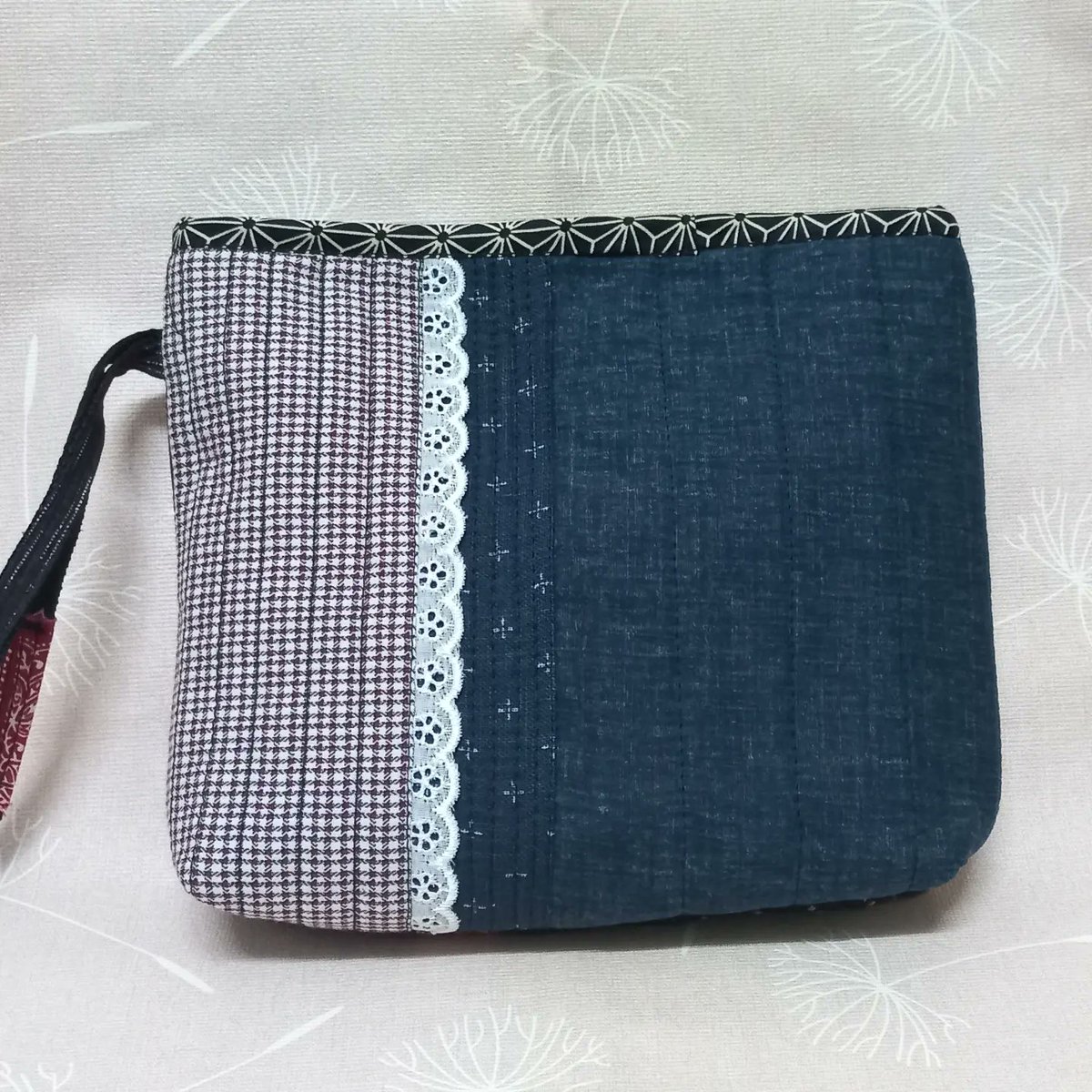 hwednesday7's tweet image. กระเป๋าคล้องมือ 9"×9"×3" 
patchwork bag 
ผ้าญี่ปุ่น  1ซิป
200.-
#กระเป๋าผ้า #indigo #patchworkbag #Wednesdayvibe