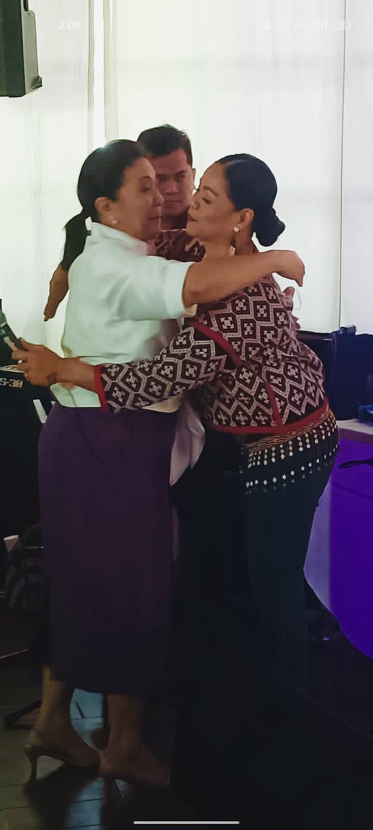 bayangbarrios's tweet photo. Bakit may feel na gumaan ang pakiramdam ng makita kita Ma’am Leni? 
Tuloy lang… Padayon lang…💖🌝💖 https://t.co/hGhj0jW0At