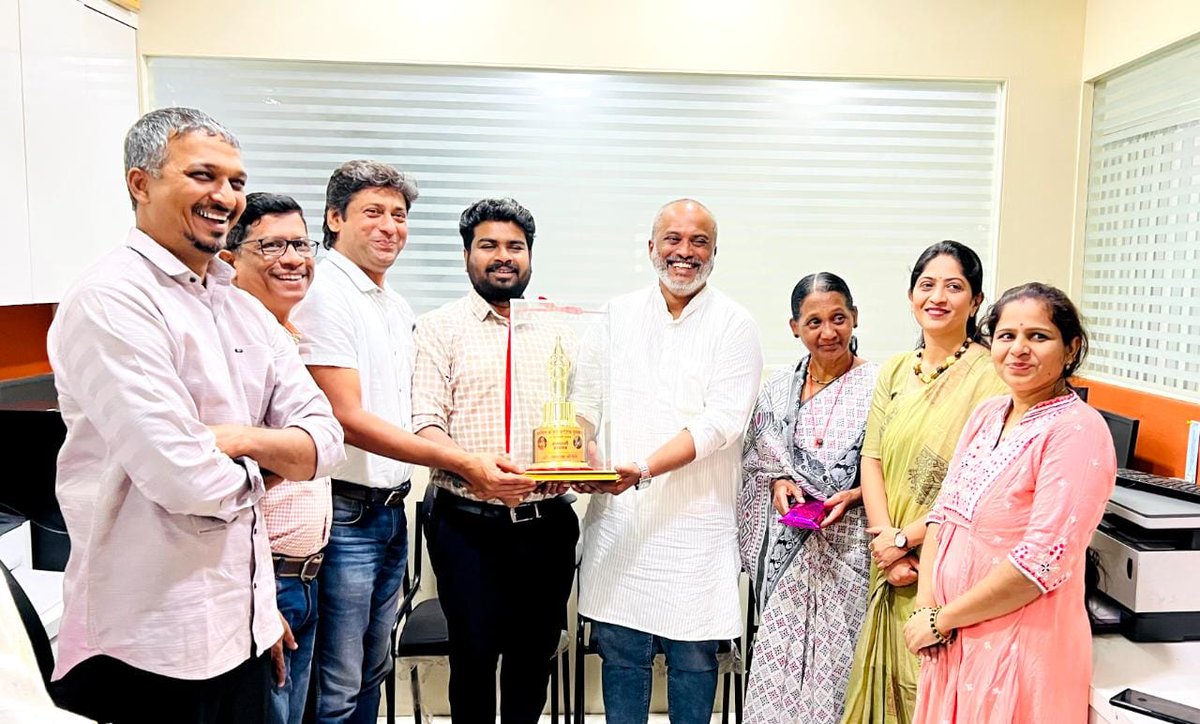 EraPublishing's tweet photo. Yesterday, New Era Publishing House, Pune @EraPublishing  awarded the Swapnil Kolte Sahitya Award 2023 (year 2nd) to Mr.@SHASHANKMOH. The award was in the form of a cash prize of Rs 1 lakh and a badge of honour https://t.co/SH8azmgysC