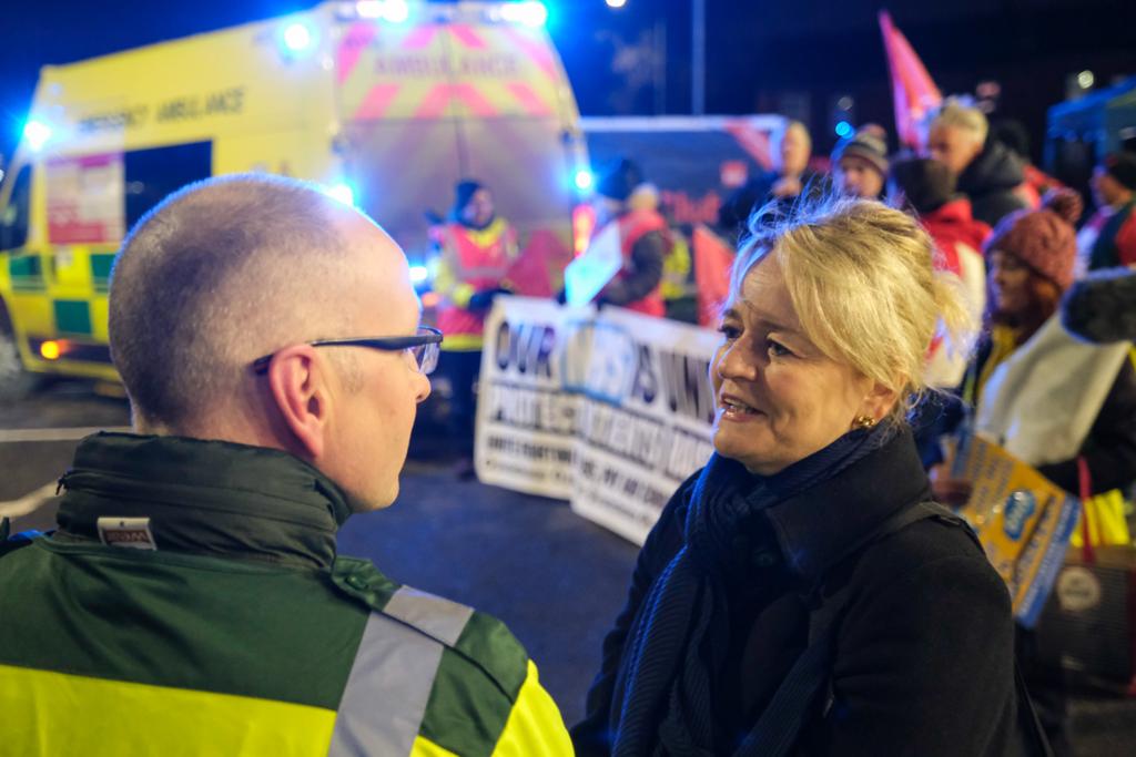 I'm here this morning in Chorley with our @unitetheunion #Ambulance members. A responsible @GOVUK would be getting around the table for real talks with the unions and get the current #NHSCrisis sorted with a wage deal that matches workers’ expectations. #WherIsRishi