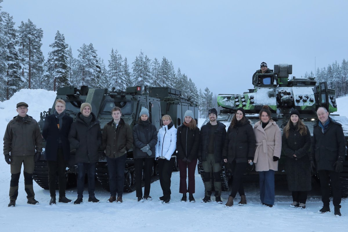 Förra veckan fick vi besök av <a href="/AFF_sweden/">Allmänna Försvarsföreningen</a> program Future Defence Leaders 2022-2023. Lyckat och spännande att ta del av deltagarnas reflektioner, inte minst i ljuset av rådande säkerhets- och försvarspolitiska situation. Vi ser fram mot nästa genomförande!
