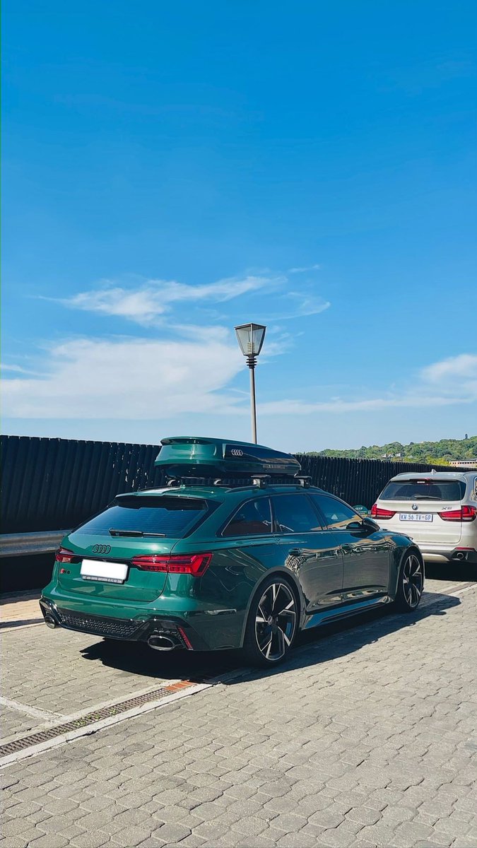 RS6 in Goodwoodgrun with matching roof box is absolute goals 😍

📌 @MelroseArch