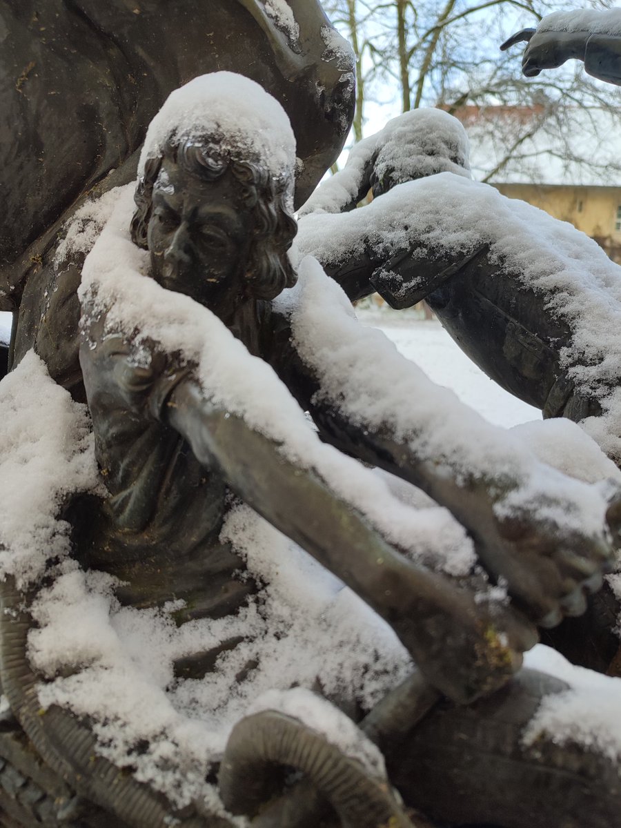 Vous aussi vous faites cette tête les lundis ? 😂 Courage ! Ici un rameur du groupe en #bronze du XIX è siècle représentant #ChristopheColomb et son équipage. Exposé sur le perron du #chateau. Bonne semaine à tous 😉 #lundi #sculpture #neige