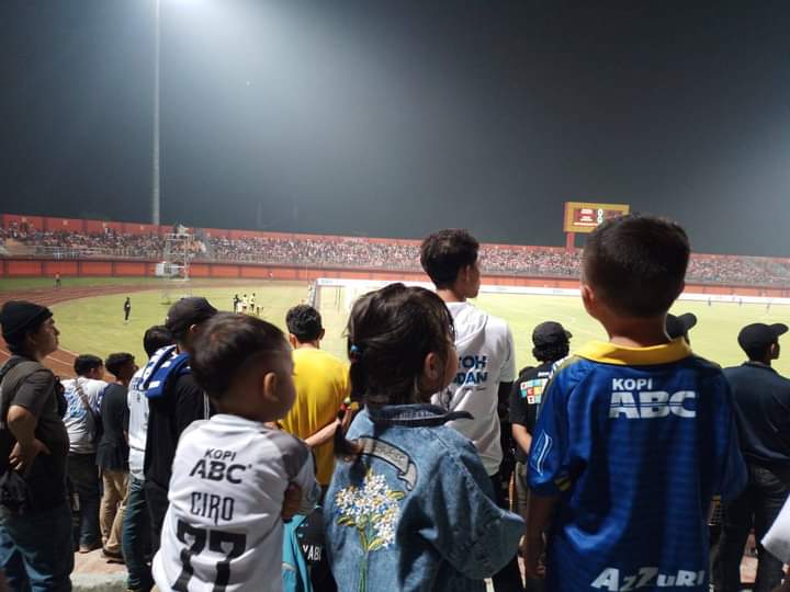 Kelak mungkin setelah dia dewasa, Aya Bahan indit sorangan nyetadion ka Bandung Budak aing🙄