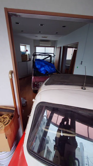 とりあえず一階に押し込みました、怪しいクルマ屋さん 