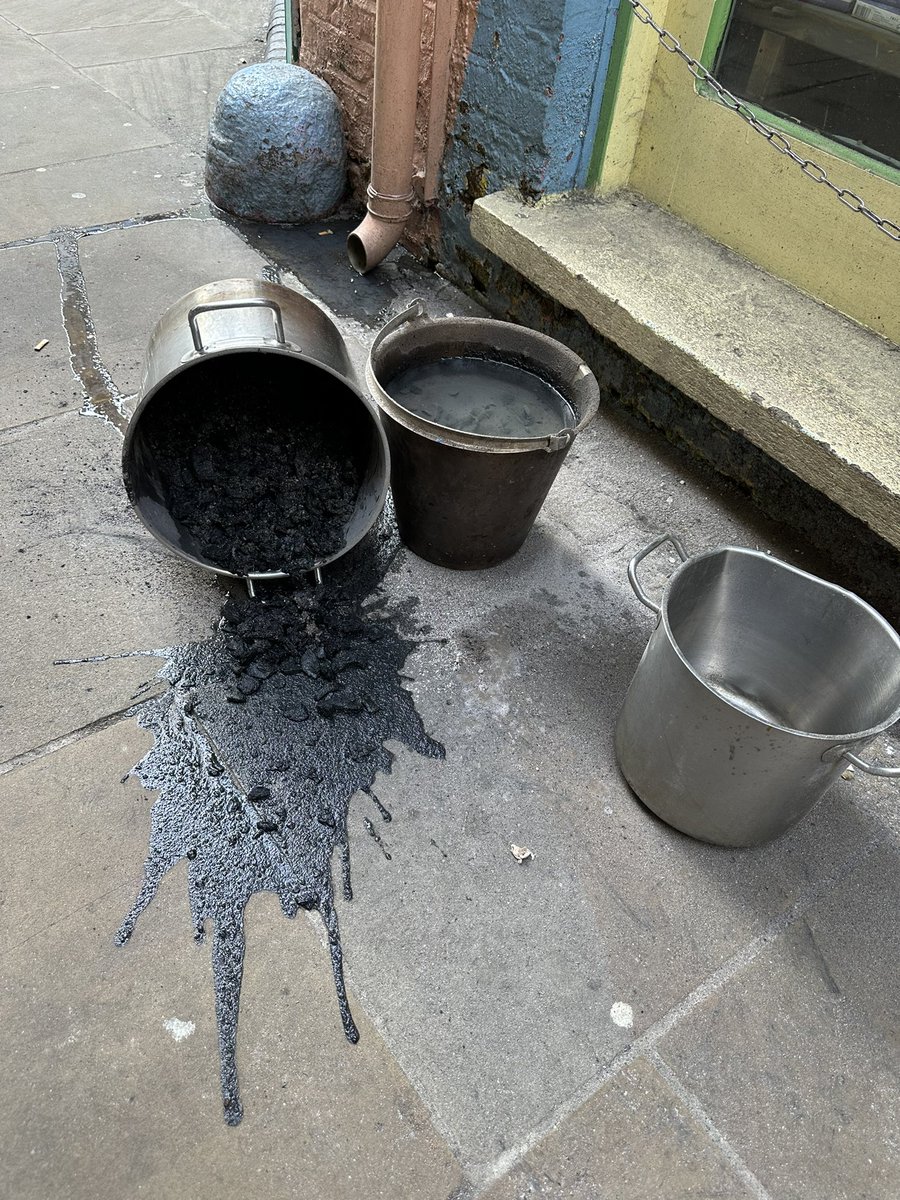 Neals_Yard_CG's tweet photo. @homesliceLDN  STOP keeping your pizza oven operational while you are closed! You can’t have a fire unattended, also it’s against your planning permission! #fire #health @Shaftesburyplc @Capco #smoke @CamdenCouncil @CamdenLabour https://t.co/X0NUadSSww