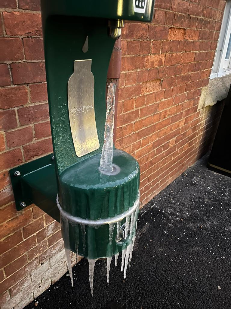 Nice cool drinking water to fill up drink bottles today! 😆 Here we go again, another frosty week 🥳
