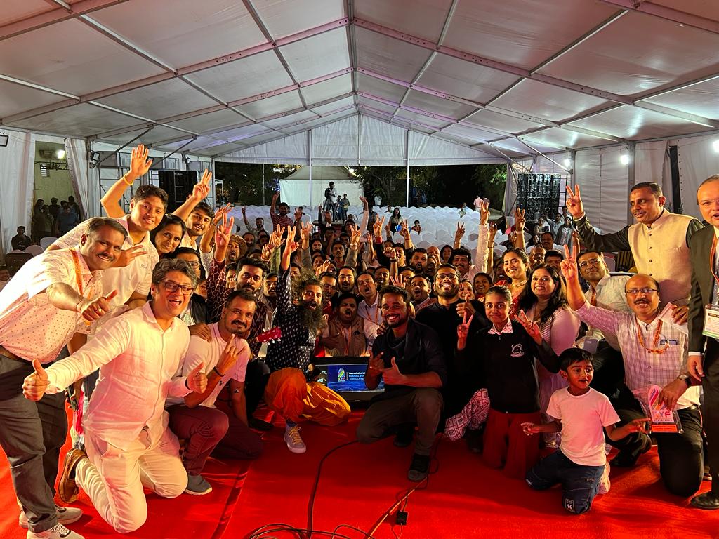 vasu dixit (@dixitvasu) on Twitter photo Had a blast performing with my band Vasu Dixit Collective #vdc last night at Veerashaiva Lingayat Global Bussiness Conclave. Had a blast performing with my band Vasu Dixit Collective #vdc last night at Veerashaiva Lingayat Global Bussiness Conclave.