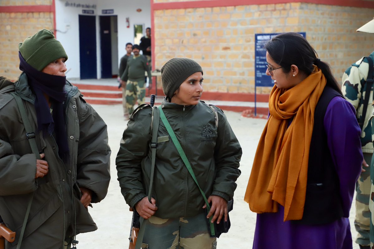 Team @BJYM met with BSF soldiers stationed at Raithalwala post at the Indo Pak border,Jaisalmer.Extreme cold or melting heat,these braves are guarding our borders from North East to Gujarat.Over 100 women soldiers are also deployed by BSF in Rajasthan. #BJYMBorderVillageSampark