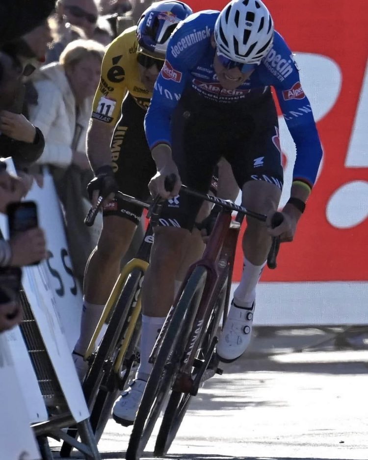 riky_76's tweet photo. Ma quanto ci fanno divertire questi due? @WoutvanAert @mathieuvdpoel #cxlife @UCI_CX #cyclocross https://t.co/GfFEyozoEG
