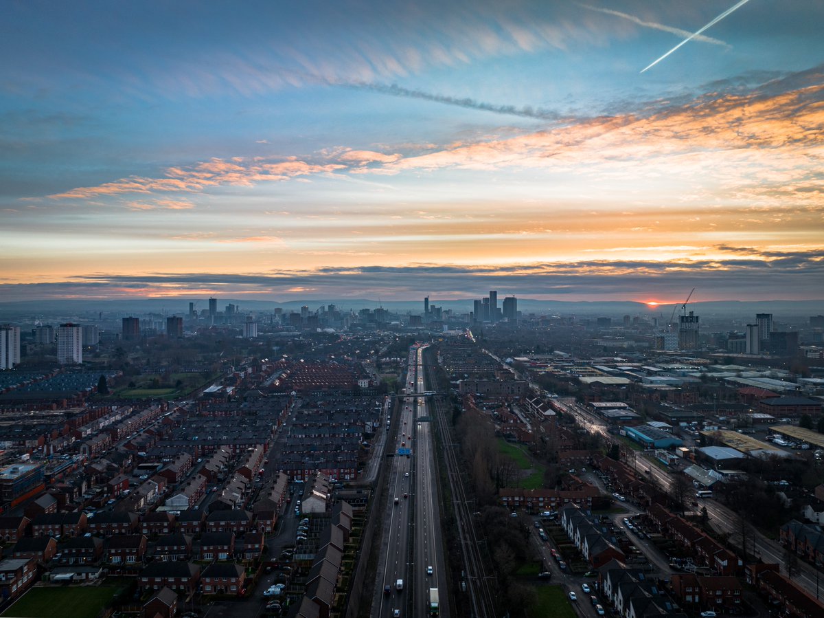 Good morning everyone. Looks like it's 'that' time of year again for glorious sunrises on the morning commute!
#sunrise #sunrisephotography #sunrise_sunset_photogroup #sunriselover #sunrise_and_sunsets #sunrise_sunsets_aroundworld #drone #dronephoto #dronephotography #manchester