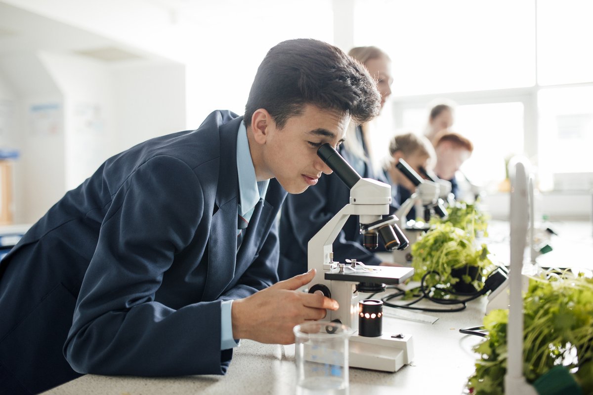 Filming for series 2 of the @royalsociety #BrianCoxSchoolExperiments is underway. 

We are beyond thrilled that schools will be using some of our experiments with @ProfBrianCox as part of this. 📹🌿🎒🔬

🚨Released in Oct 23. 👀Watch this space 👀

@JocoxSTEM #plantsci #Science