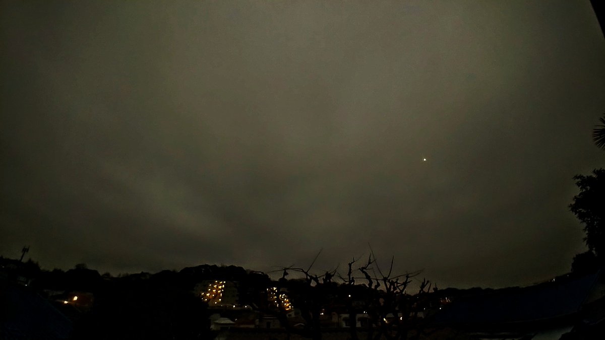 kuro0021's tweet photo. #イマソラ
#ユウゾラ
#クモリゾラ
#発行体
#evening
#eveningsky
#cloudy
#cloudysky
#flyinglight https://t.co/ekQtdlgrf4